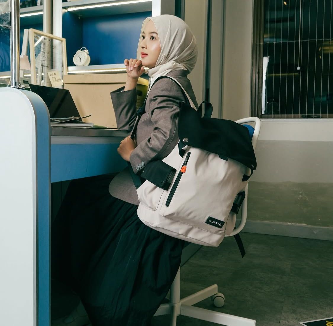 Hasil Photoshoot Outdoor Produk Carry Me dengan Model Rifera